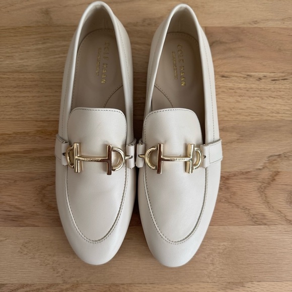 NWOB Cole Haan Women's White with Gold Hardware Loafers Size 6.5 - Picture 5 of 12